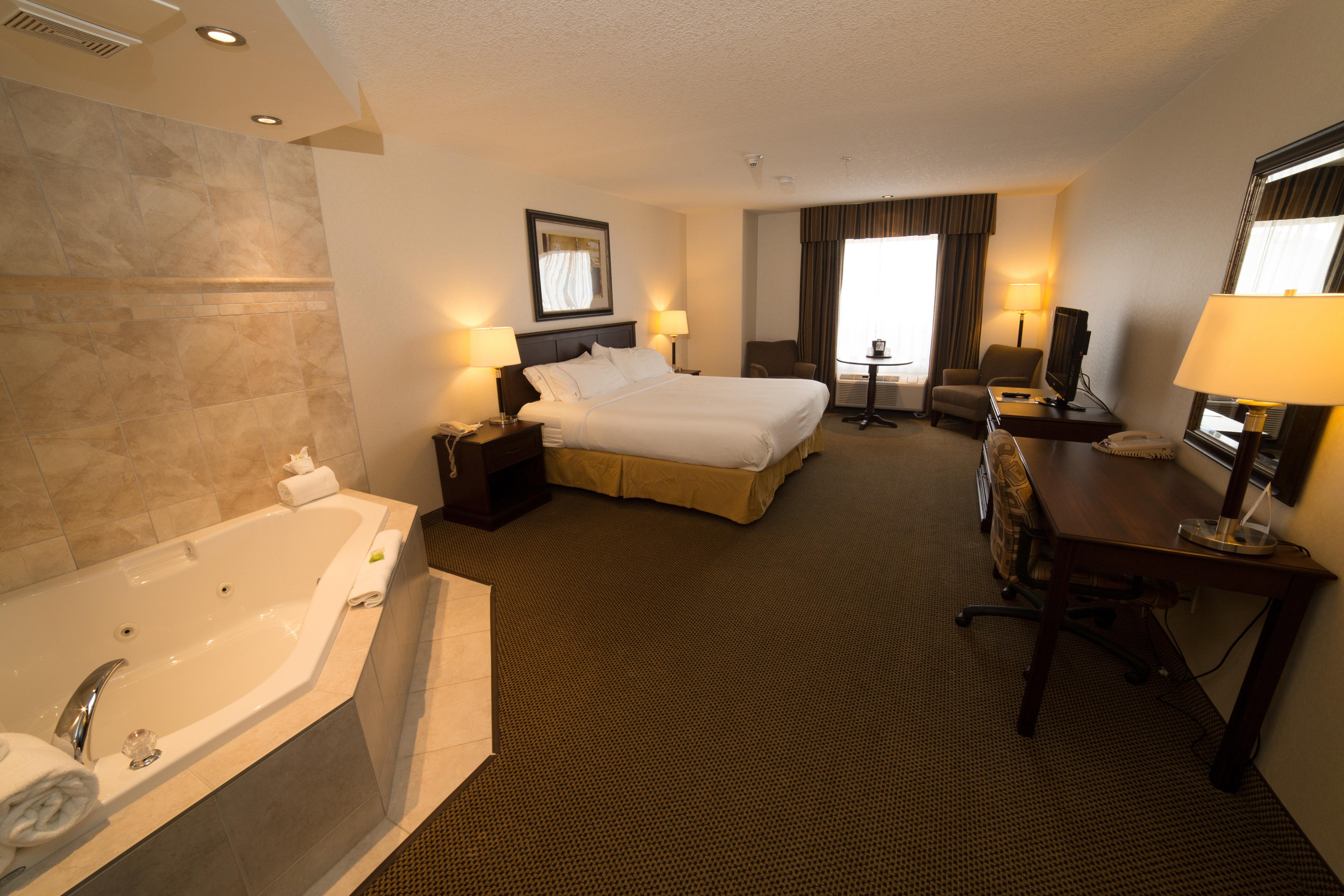 Holiday Inn Express & Suites Whitecourt By Ihg מראה חיצוני תמונה