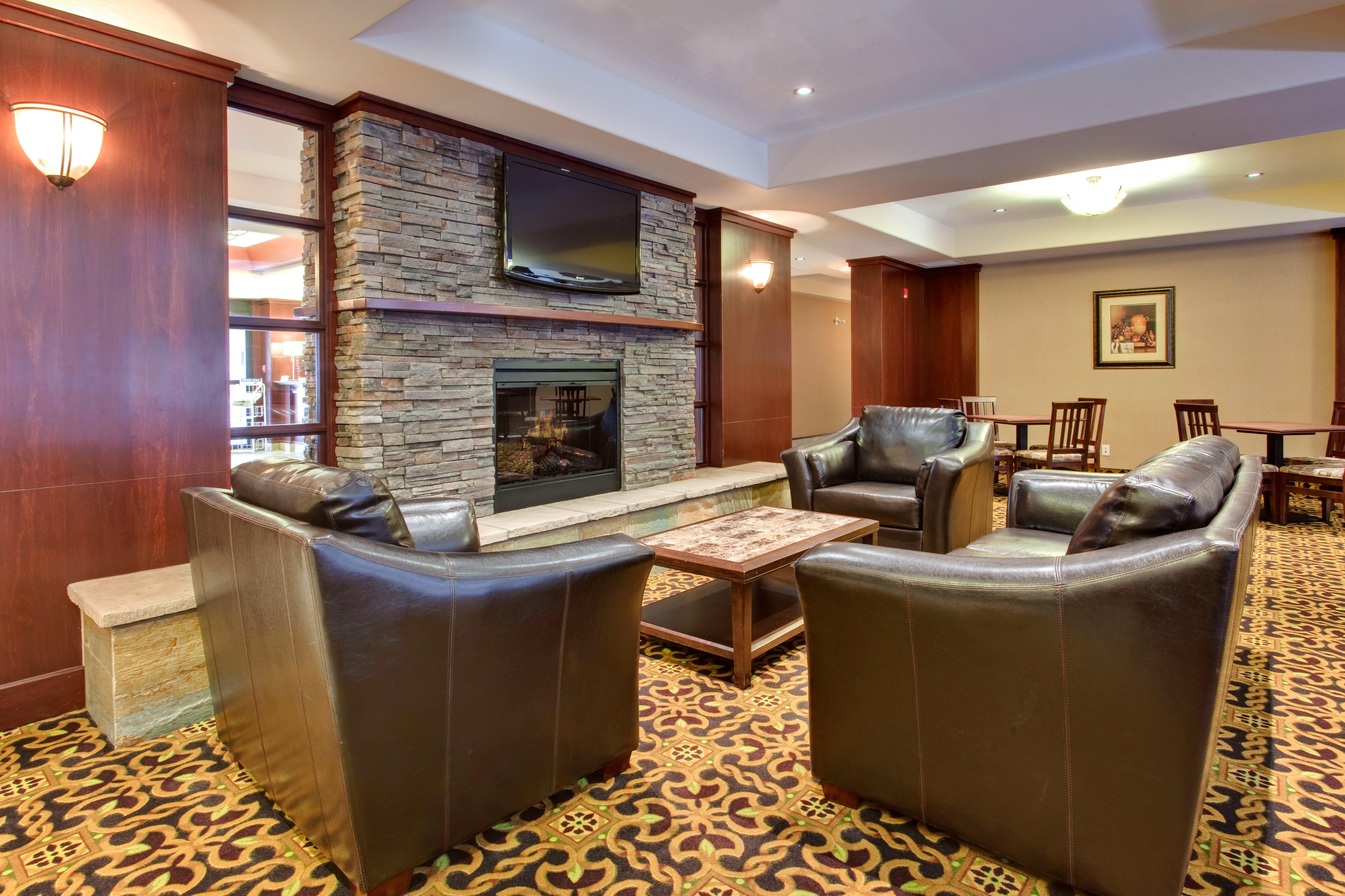 Holiday Inn Express & Suites Whitecourt By Ihg מראה חיצוני תמונה