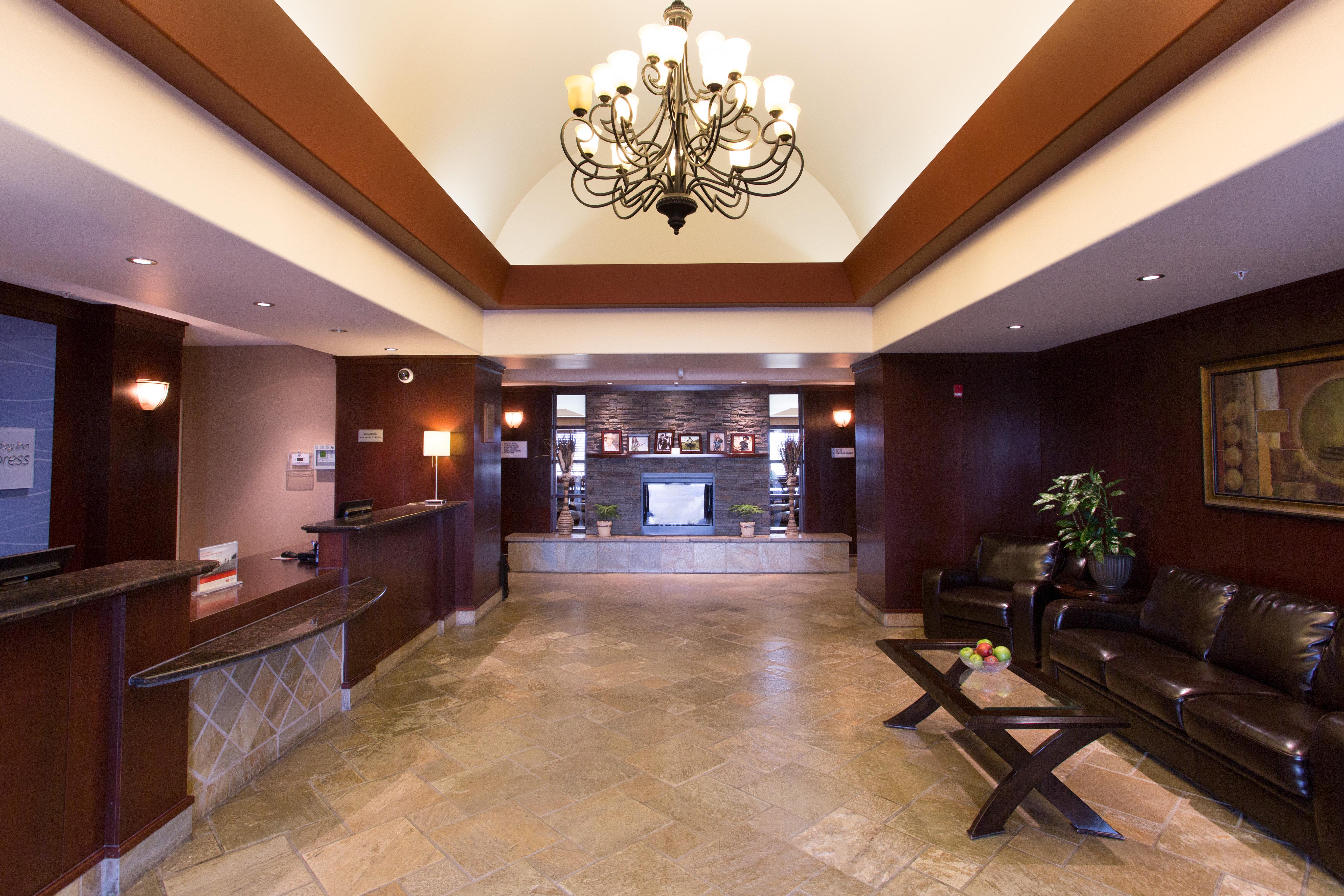 Holiday Inn Express & Suites Whitecourt By Ihg מראה חיצוני תמונה