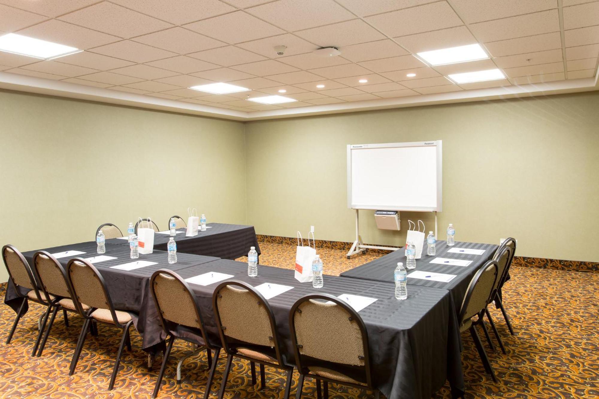 Holiday Inn Express & Suites Whitecourt By Ihg מראה חיצוני תמונה