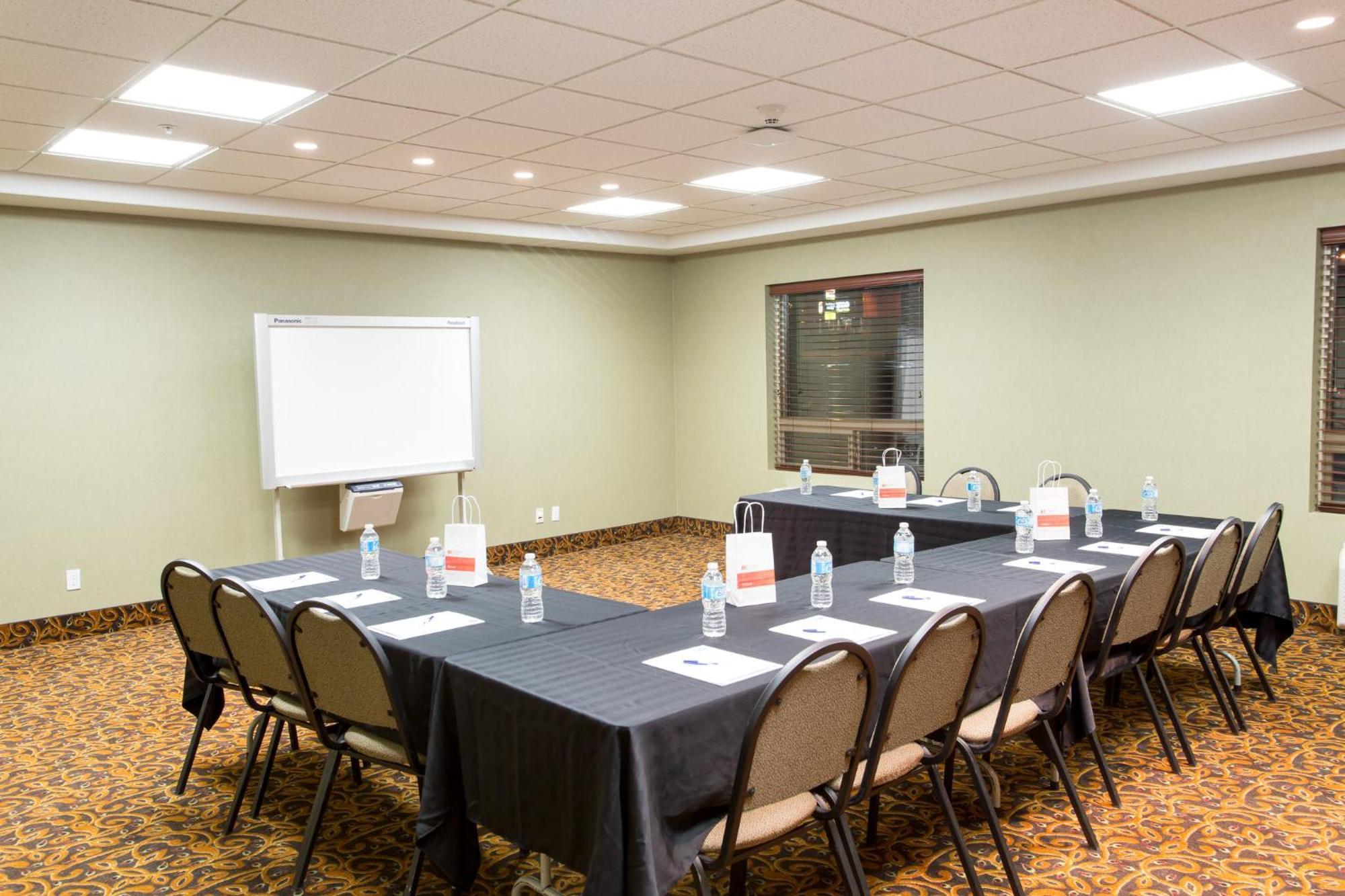 Holiday Inn Express & Suites Whitecourt By Ihg מראה חיצוני תמונה