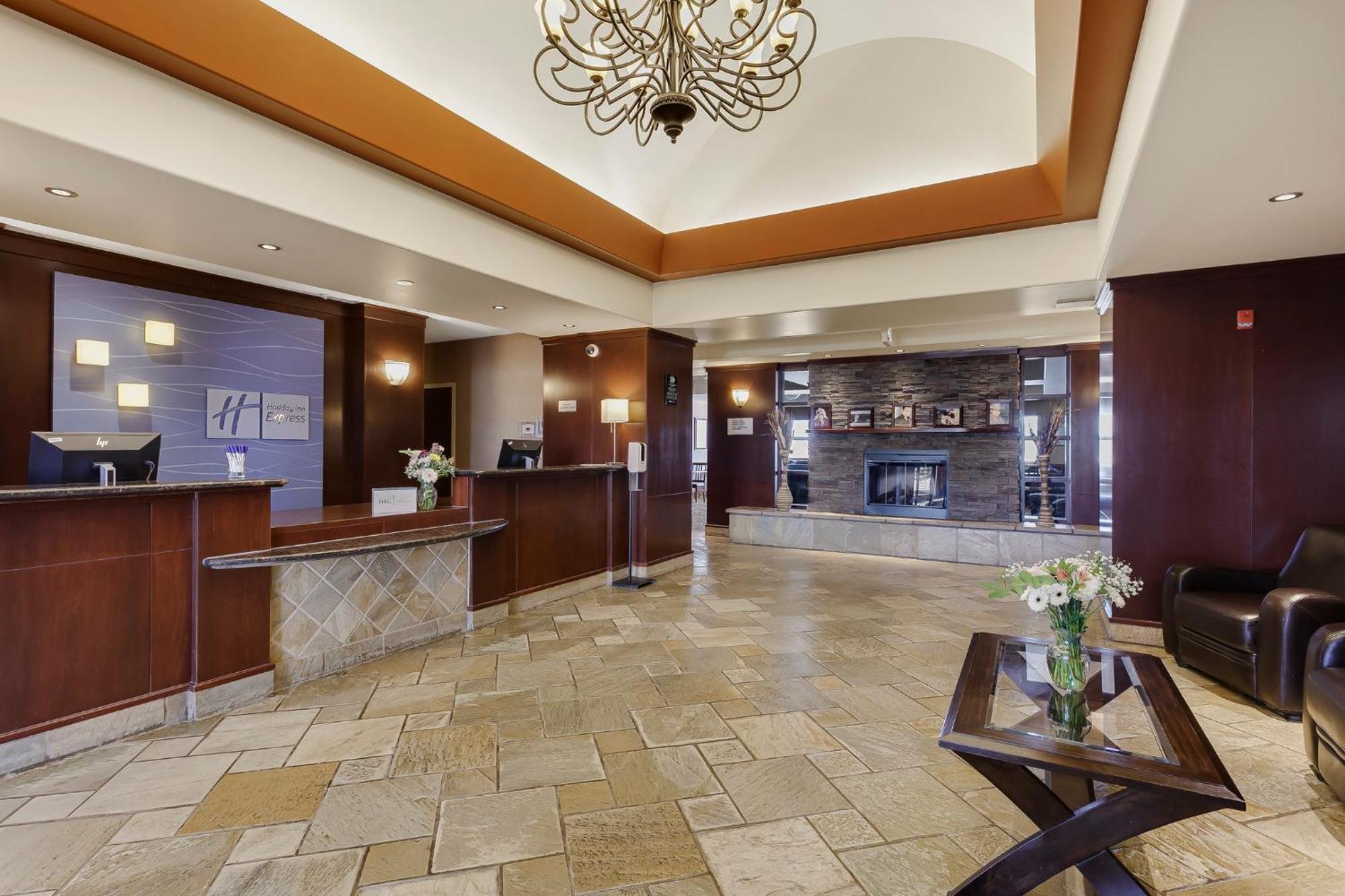 Holiday Inn Express & Suites Whitecourt By Ihg מראה חיצוני תמונה
