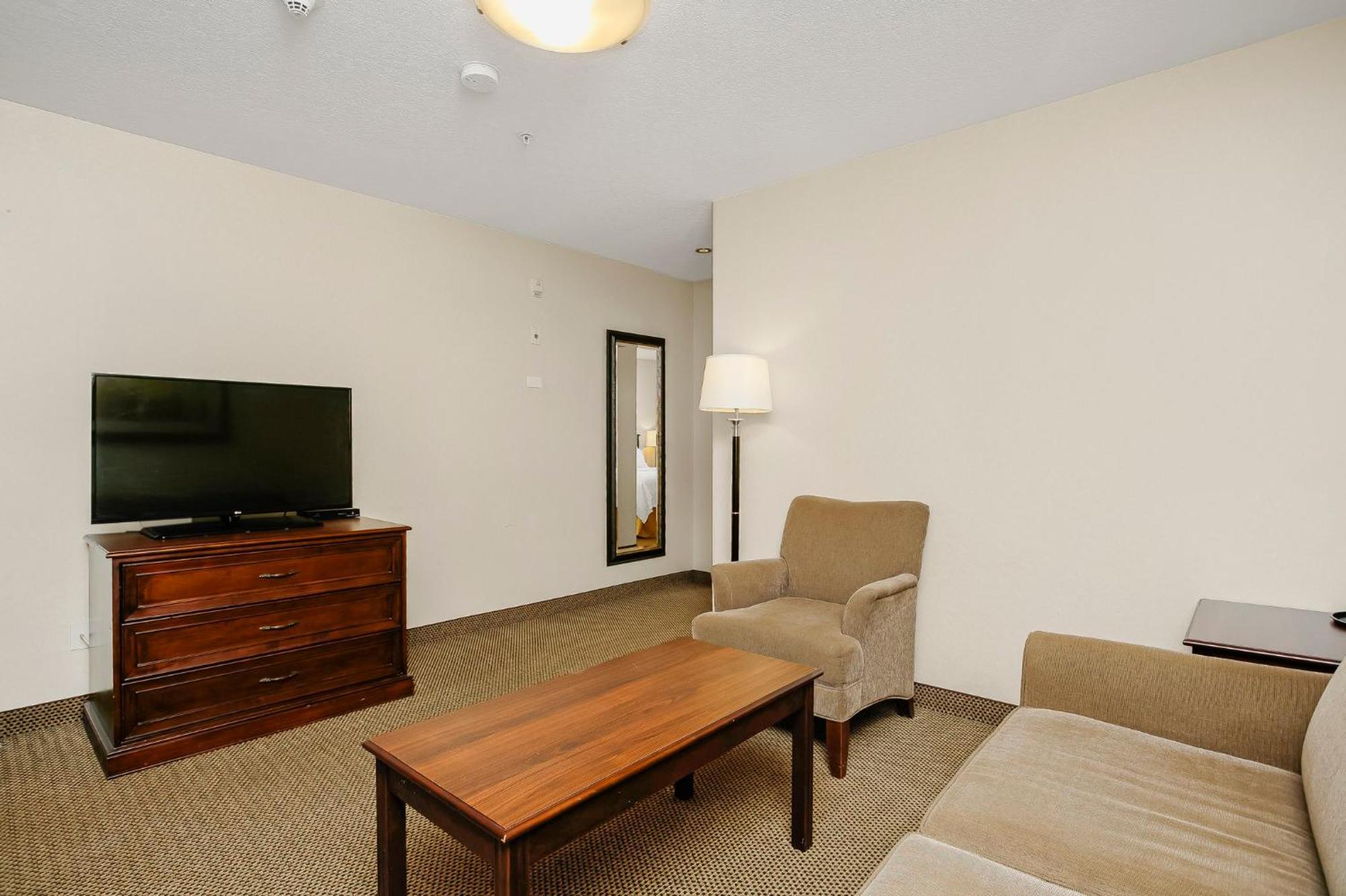 Holiday Inn Express & Suites Whitecourt By Ihg מראה חיצוני תמונה