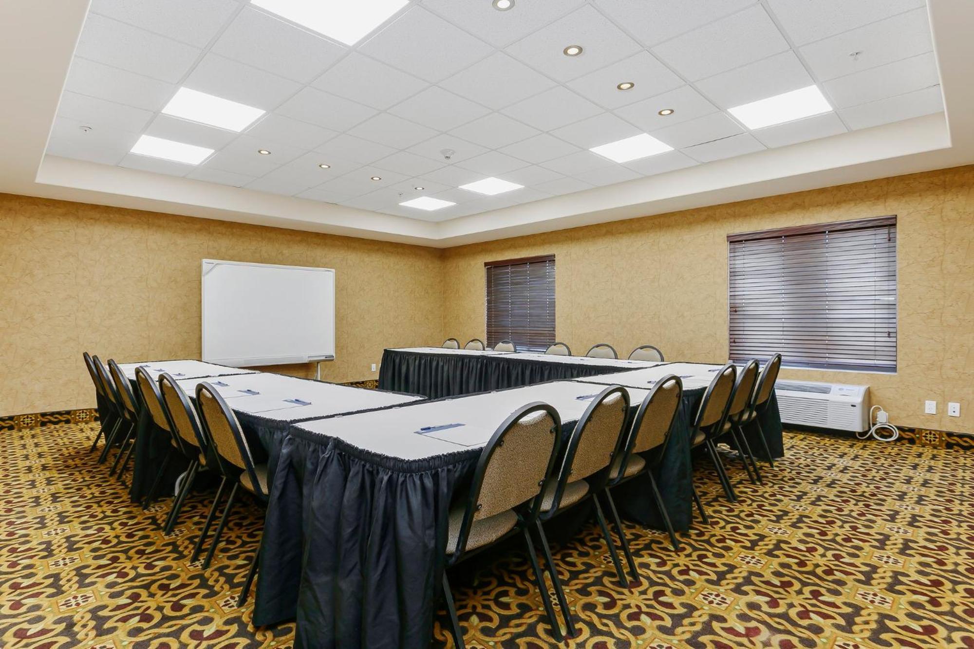 Holiday Inn Express & Suites Whitecourt By Ihg מראה חיצוני תמונה
